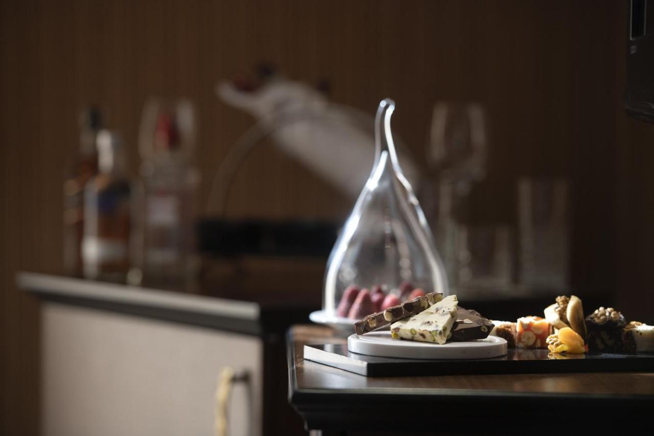 Megasaray Westbeach Antália Exterior foto A wine decanter