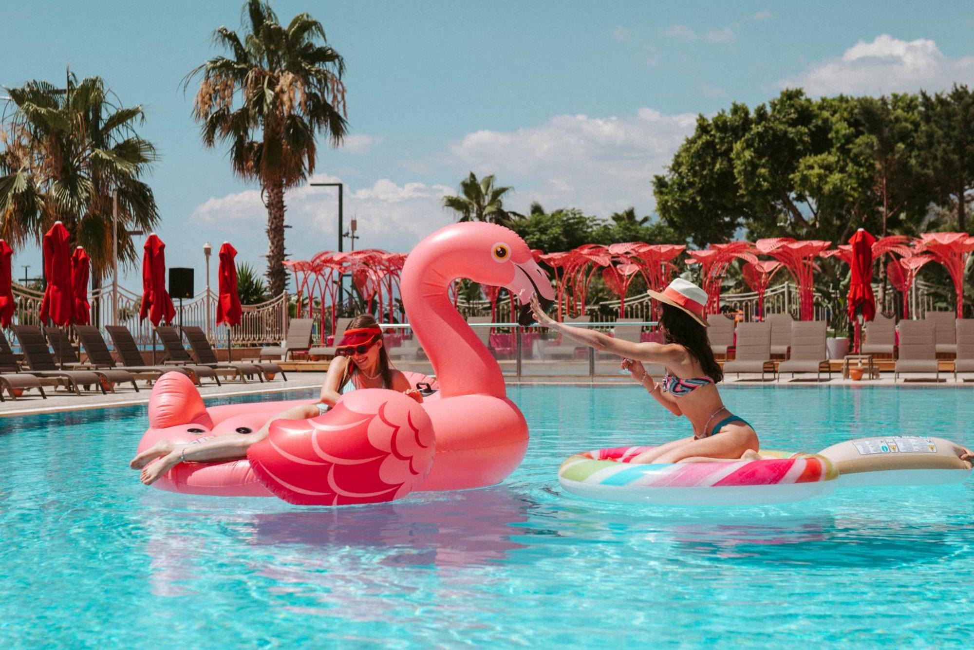 Megasaray Westbeach Antália Exterior foto A pink flamingo float