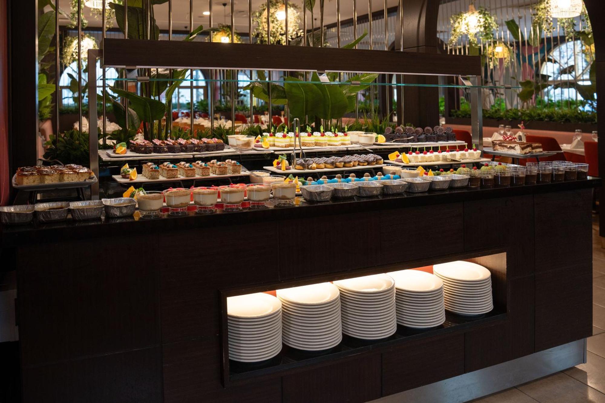 Megasaray Westbeach Antália Exterior foto A dessert buffet