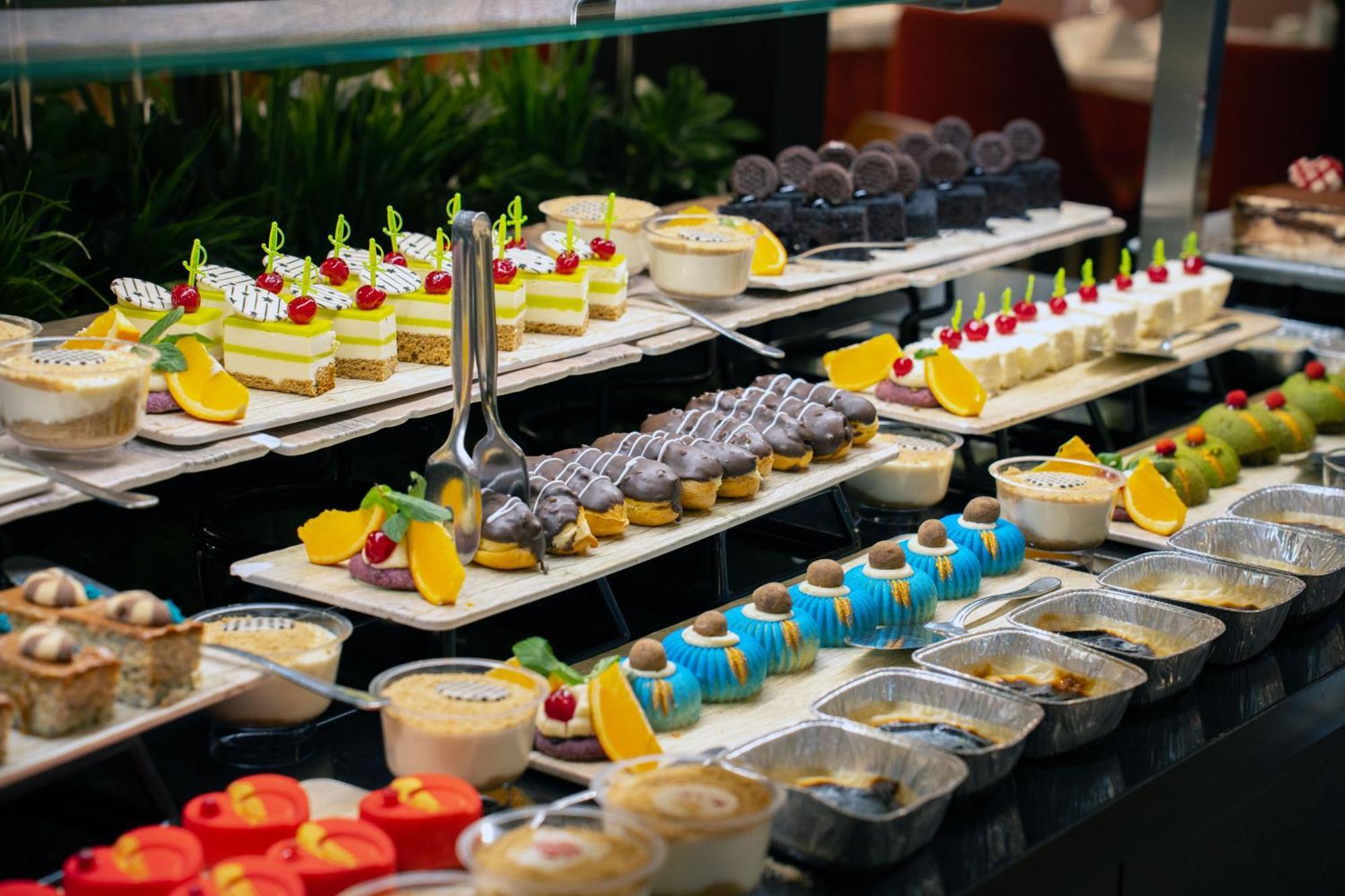 Megasaray Westbeach Antália Exterior foto A dessert buffet