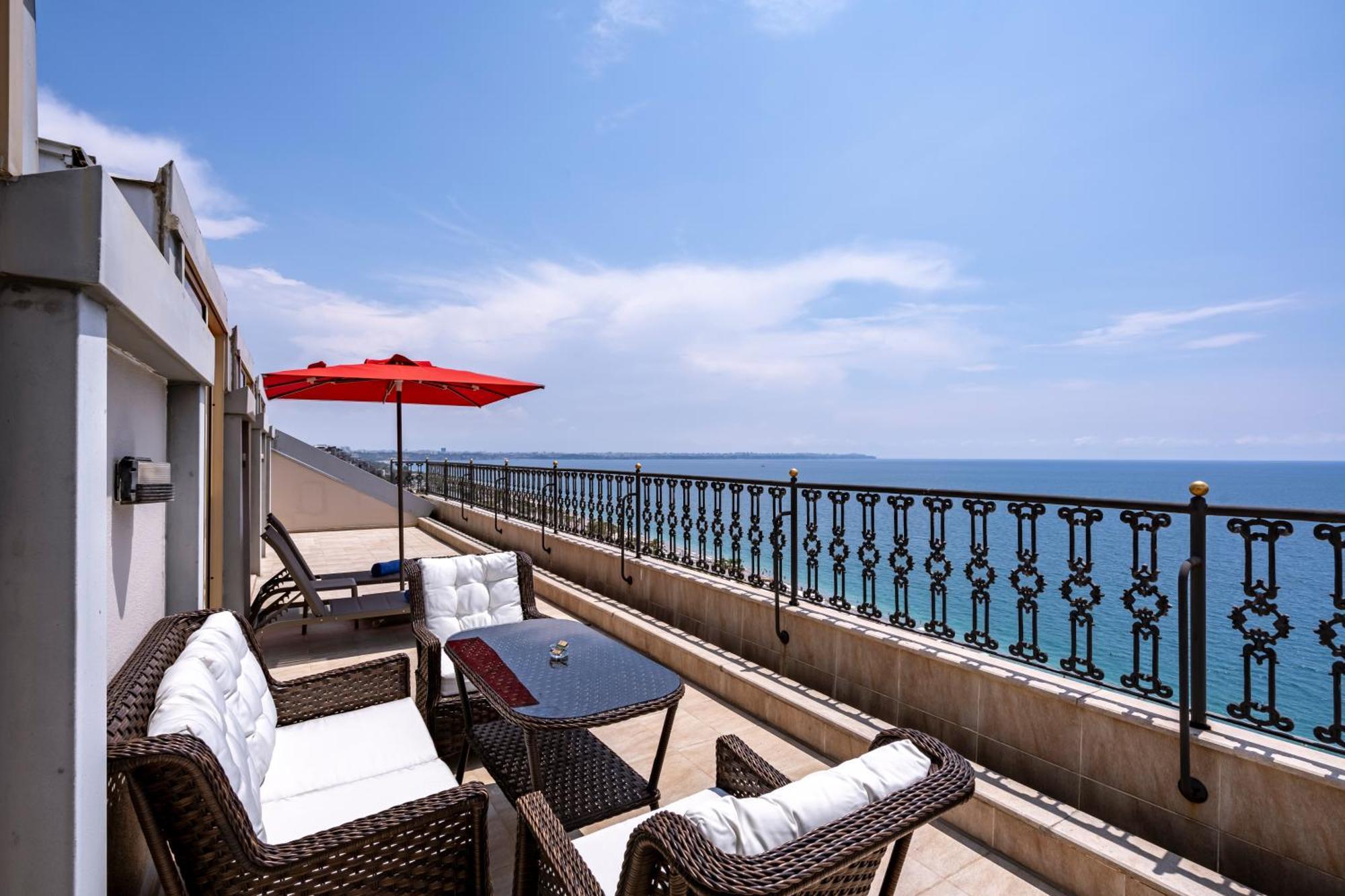 Megasaray Westbeach Antália Exterior foto The terrace of a suite at the Carlton